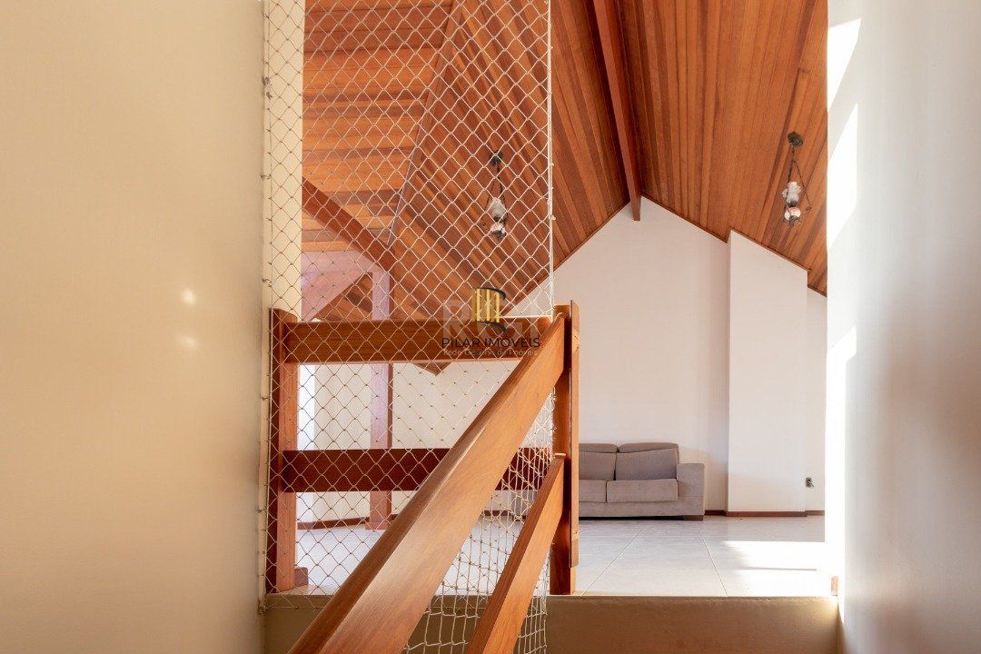 Casa para Venda - 233.34m², 3 dormitórios, sendo 1 suites, 4 vagas - Tristeza