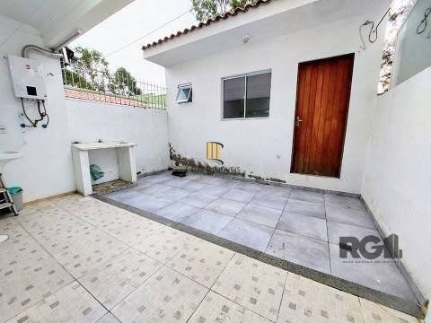 Casa 2 dormitórios no bairro Hípica