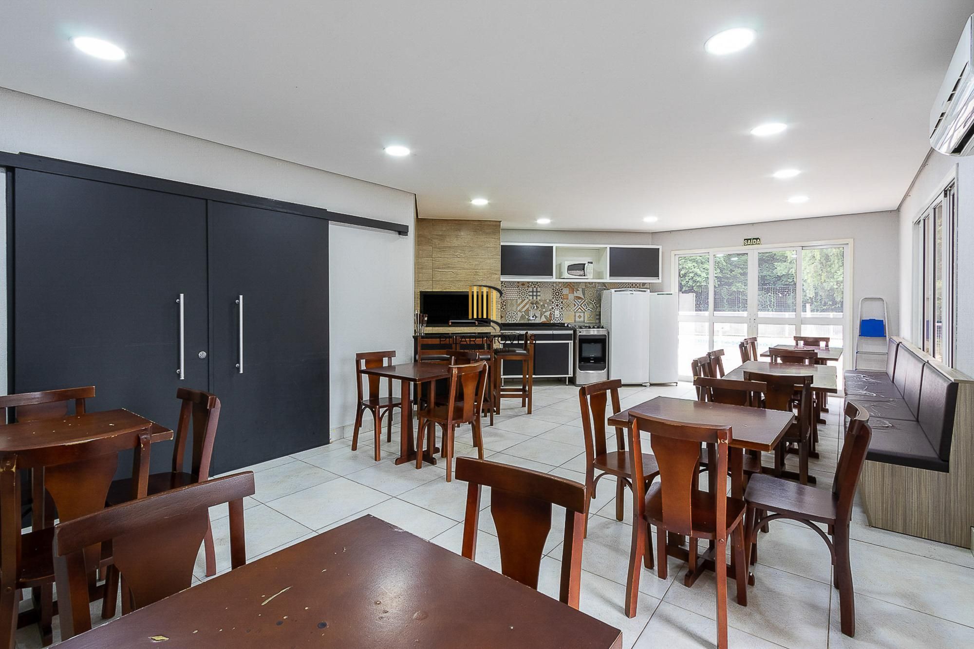 Apartamento de 3 dormitórios, 1 banheiro e uma vaga de garagem.