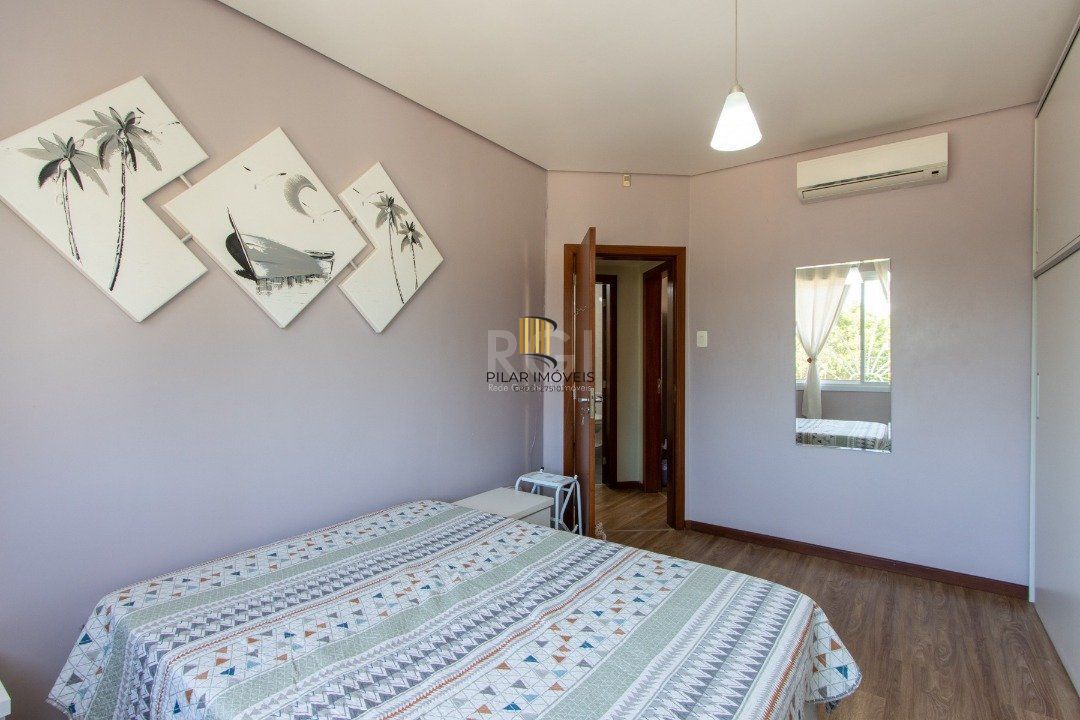 Sobrado à venda no Bairro Medianeira, reformado, 3 quartos, lareira, churrasqueira, 3 vagas