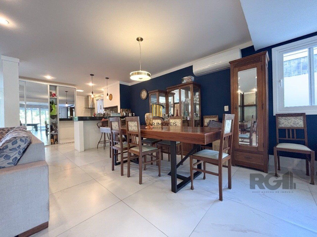 Casa em condomínio com pátio, piscina, 3 suítes e 2 vagas