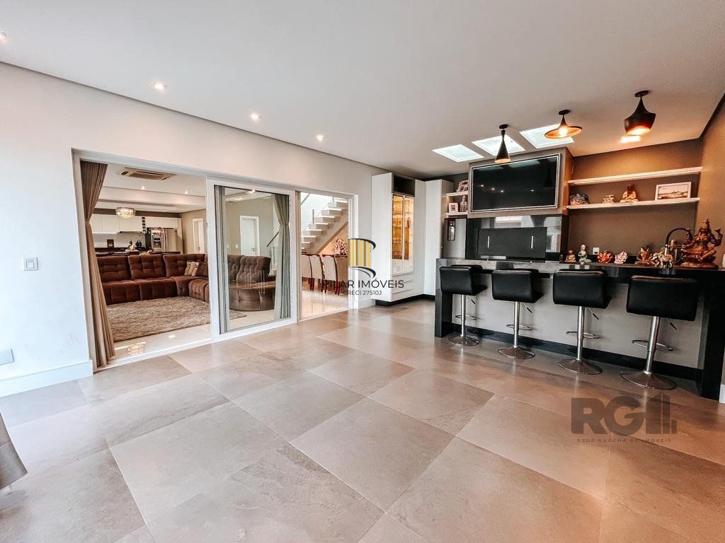 Excelente residência com aproximadamente 219m² privativos,