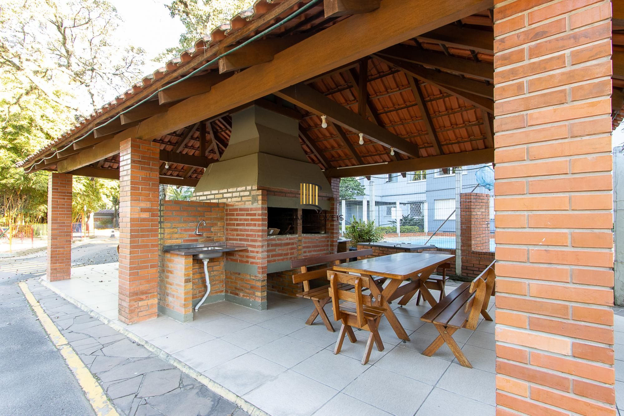 Apartamento de 2 quartos, living, cozinha planejada, área de serviço e 1 vaga.