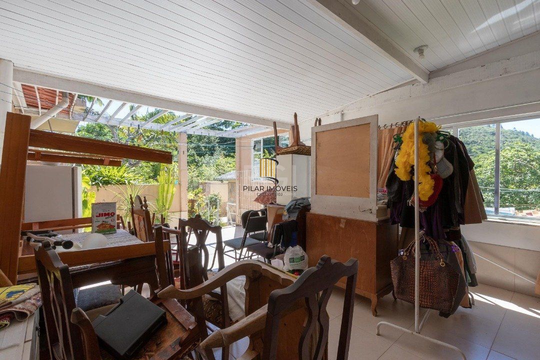 Casa para Venda - 370m², 4 dormitórios, sendo 1 suites, 6 vagas - Lomba do Pinheiro