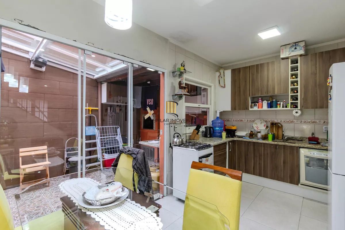 Casa de condomínio, 3 dormitórios, 1 suíte e 2 vagas cobertas no bairro Teresópolis.