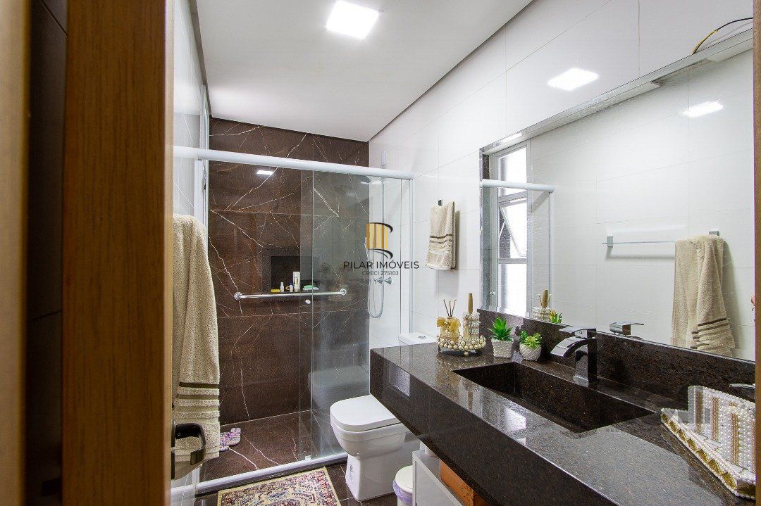 casa possui 3 suítes, 2 com closet