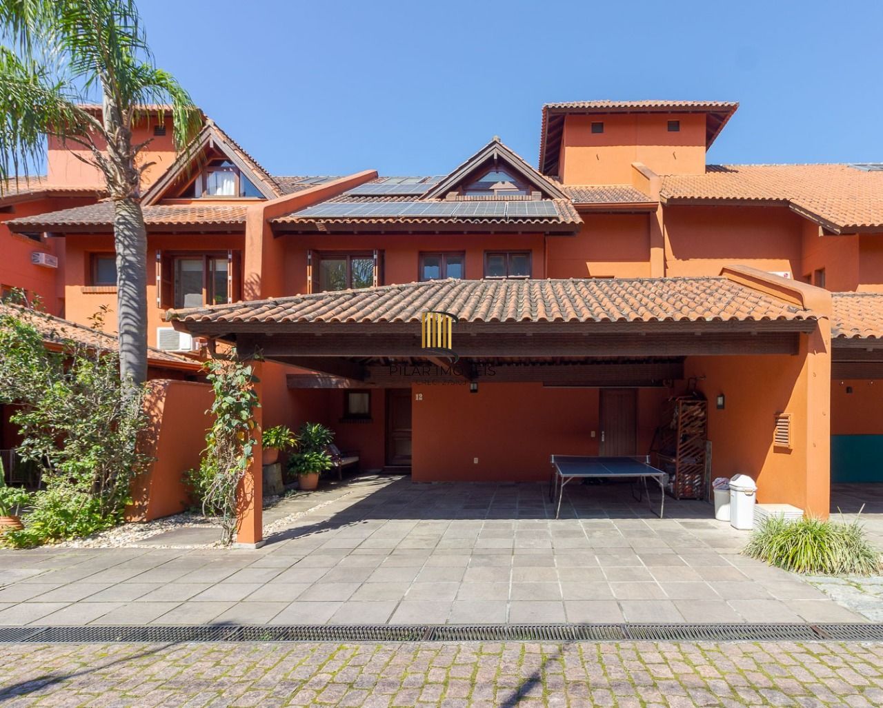 Casa em Condomínio com 487m² | 4 Dormitórios sendo 4 suítes, 3 vagas, no Bairro Três Figueiras, Porto Alegre