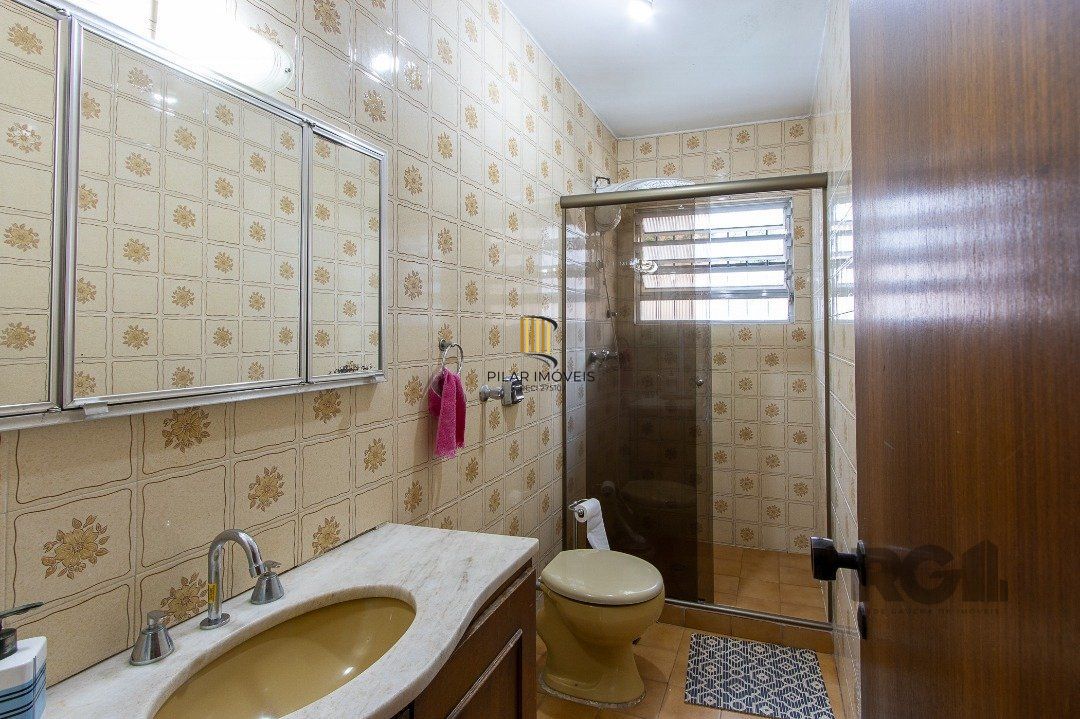 Casa 4 dormitórios no bairro Azenha
