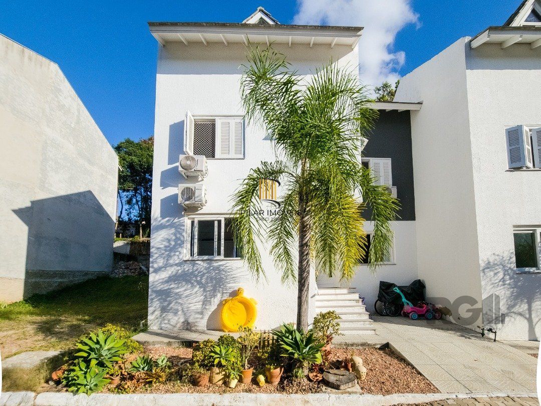 Living em dois ambientes com cozinha americana, lavabo, pátio, lavanderia. o3 dormitórios sendo 01 suíte, banheiro social e sótão. Duas vagas de  garagem.