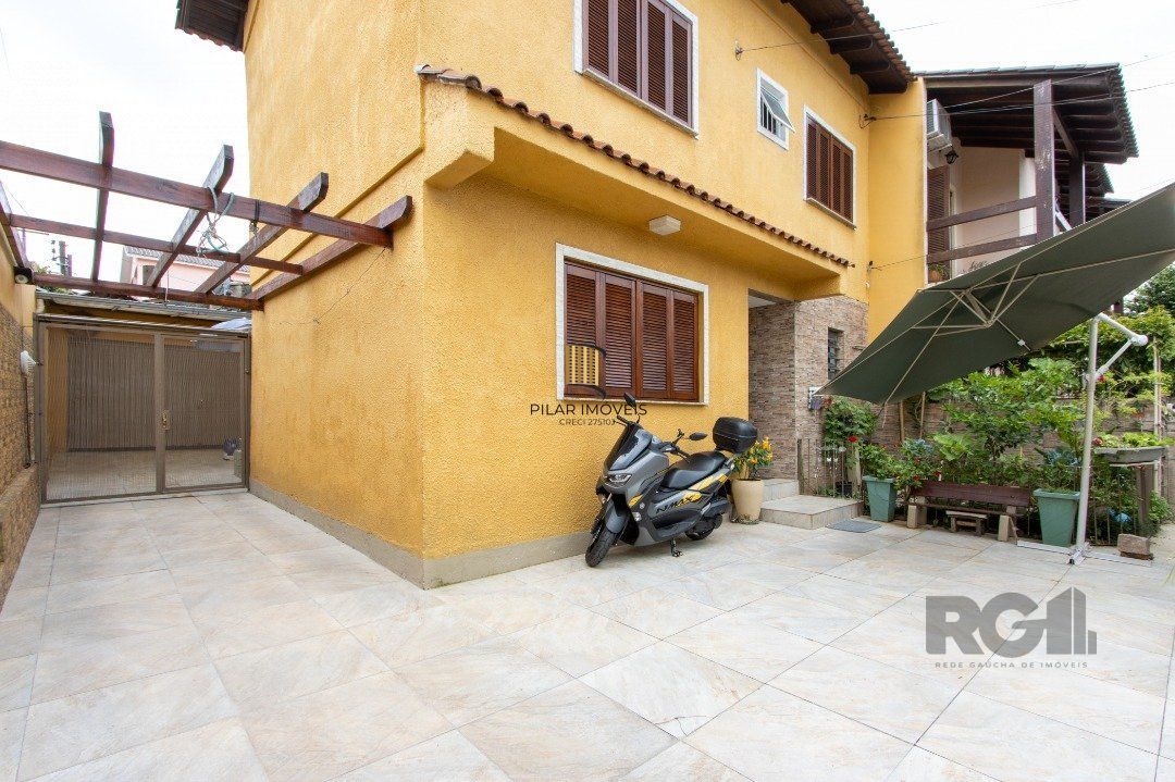 Sobrado, 3 quartos, 2 banheiros, pátio, 2 vagas, piscina - Bairro Vila Nova