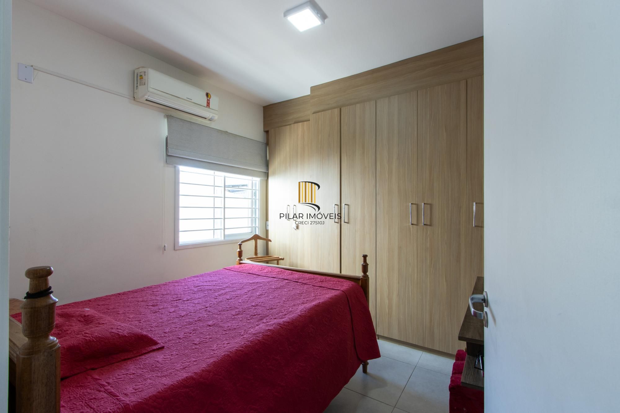 Casa 3 Dormitórios no Bairro Tristeza com 2 Vagas de Garagem