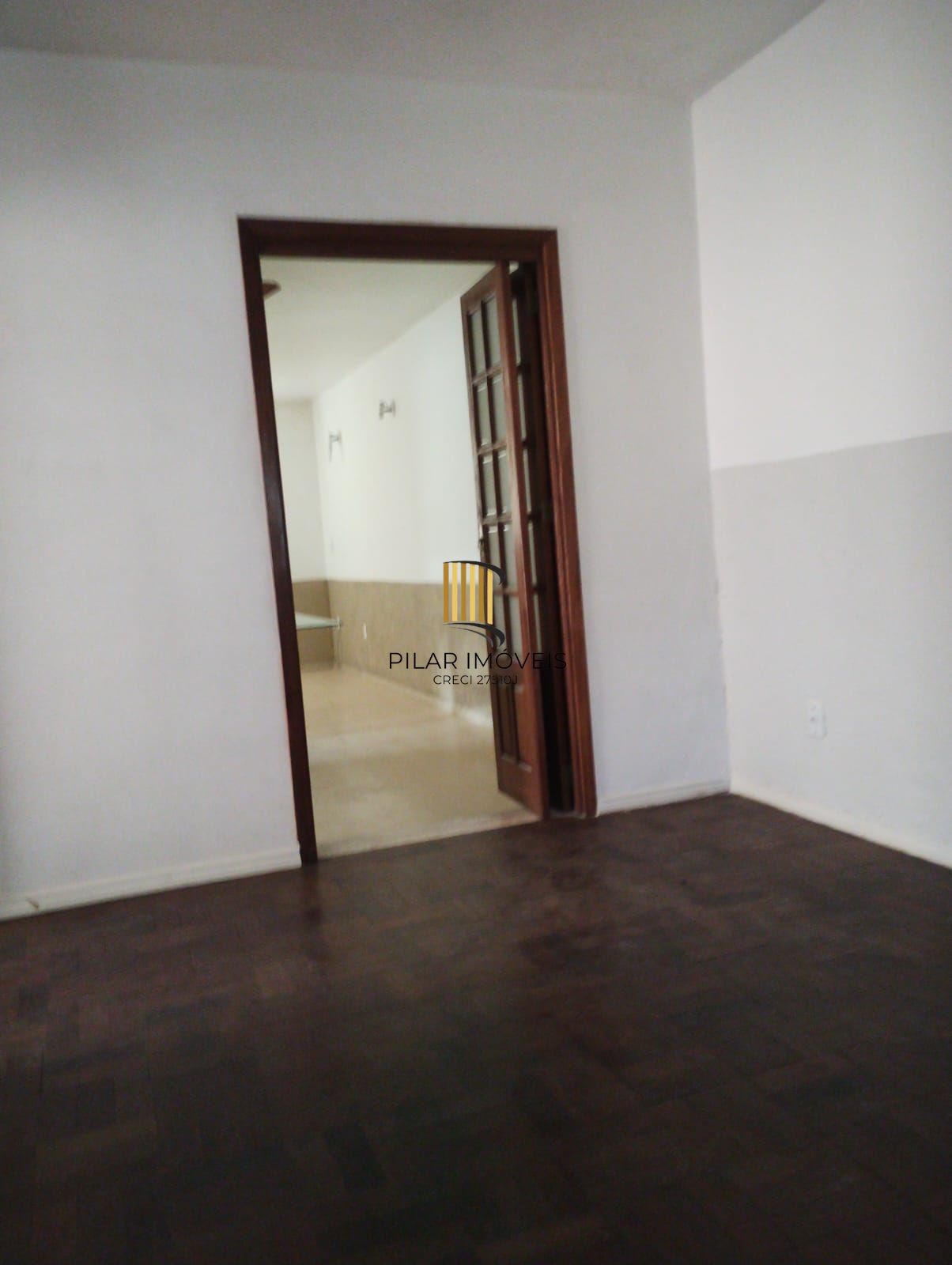 Excelente Casa com 03 suítes + Apto nos fundos com 01 Dor. Garagem 3 carros