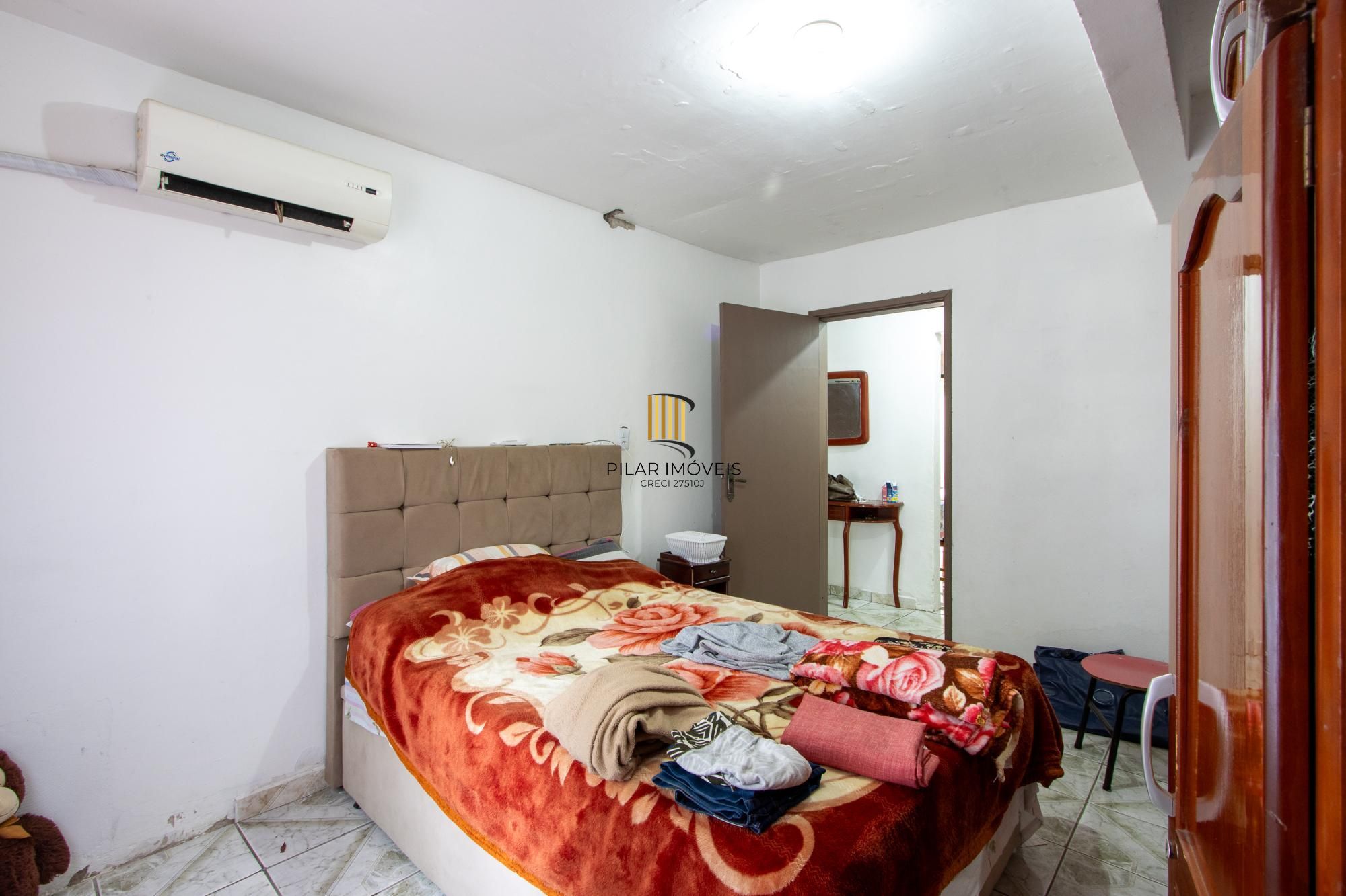 Casa ampla de 2 pavimentos com 4 dormitórios, 1 suite e 4 vagas no bairro Santa Tereza!