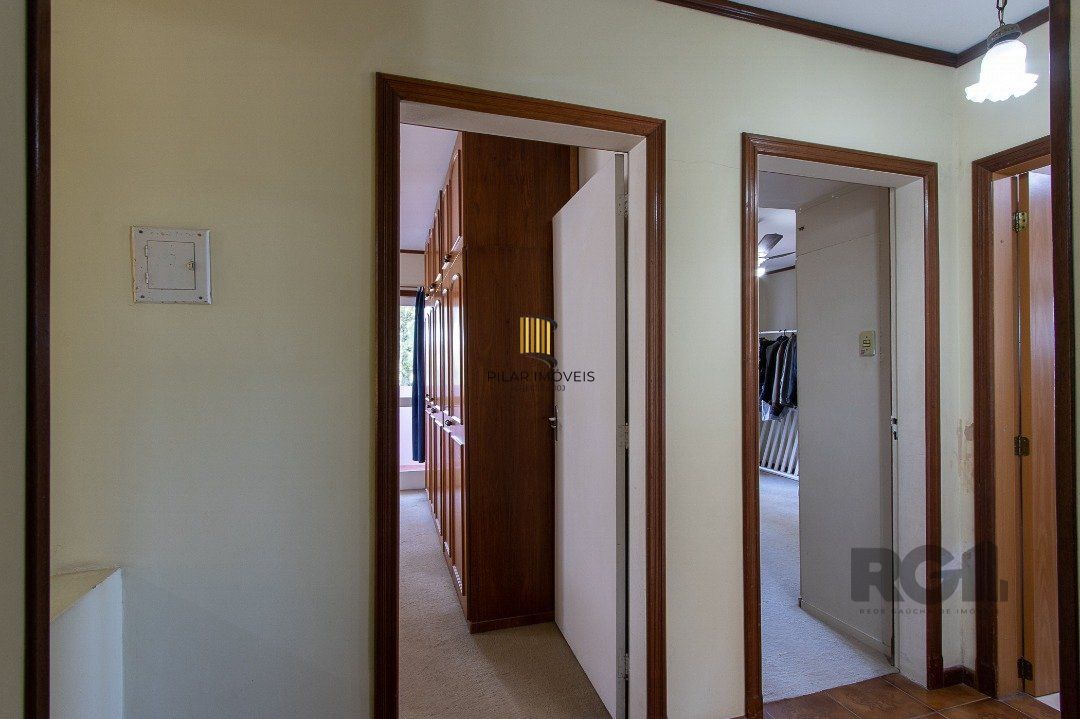 Casa com 4 quartos, suíte, churrasqueira, lareira, garagem coberta e lindo jardim.