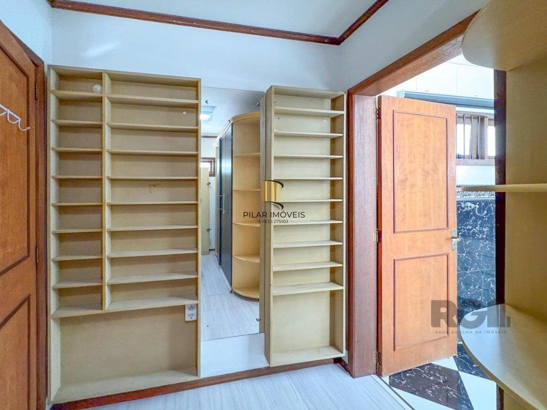 Com 4 suítes espaçosas, incluindo uma master com closet,