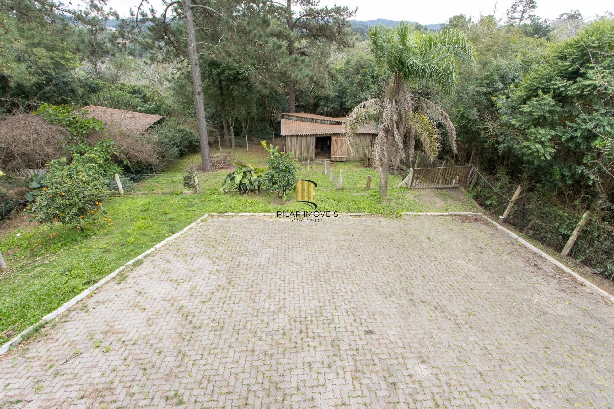 Casa de alvenaria, com 3 dormitórios, 1 suíte, living, cozinha, lavanderia, churrasqueira, banheiro social, pátio e 4 vagas de garagem.