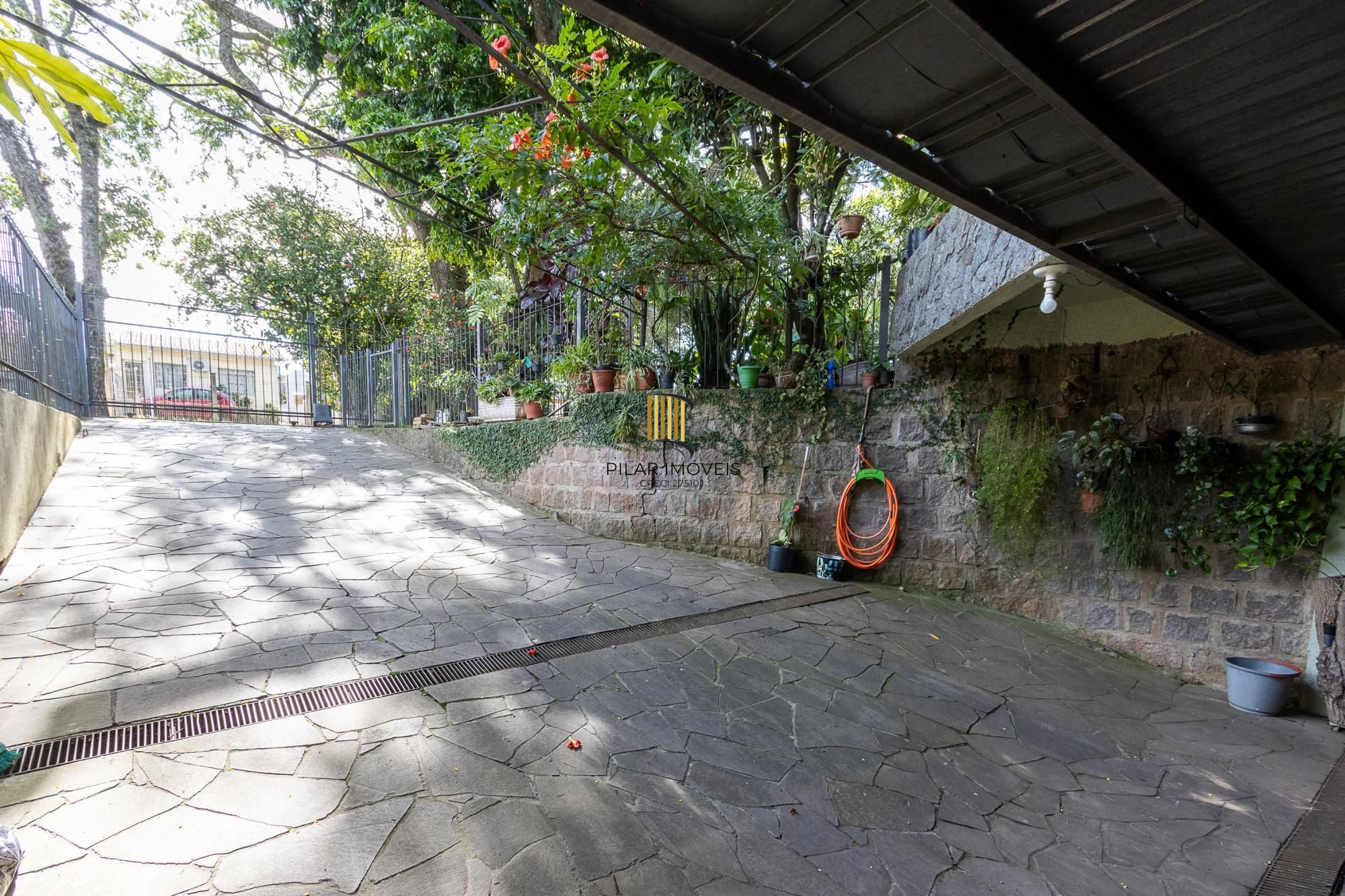 Casa com 3 quartos (1 suite), 4 vagas - Vila Nova