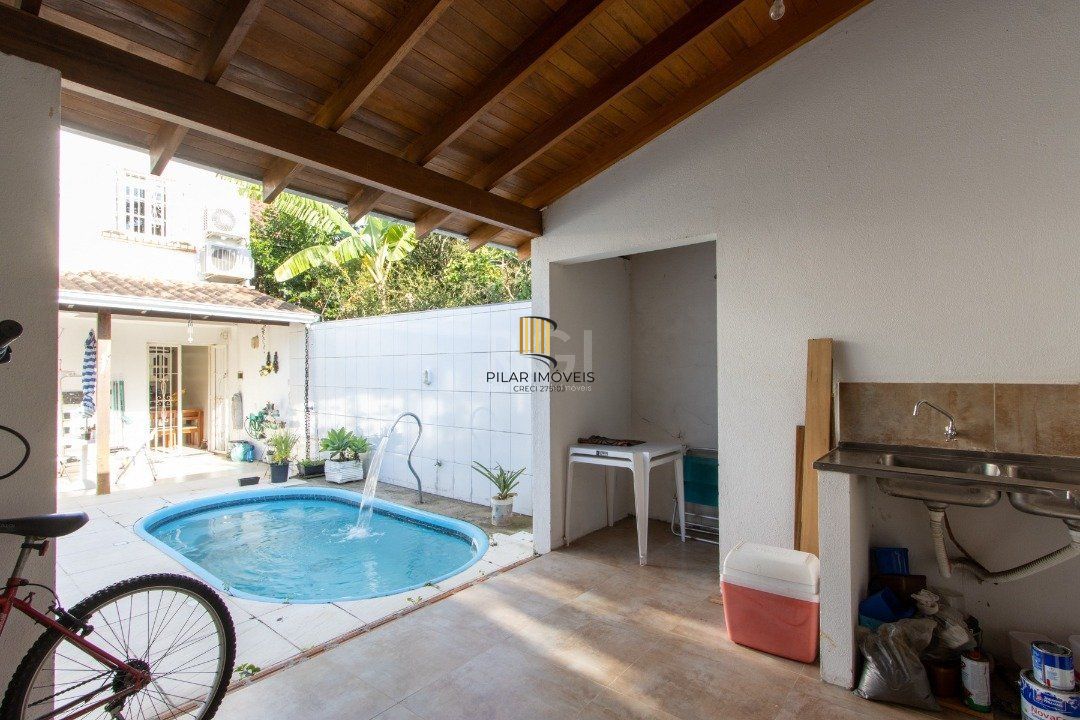 Casa 3 dormitórios no bairro Guarujá