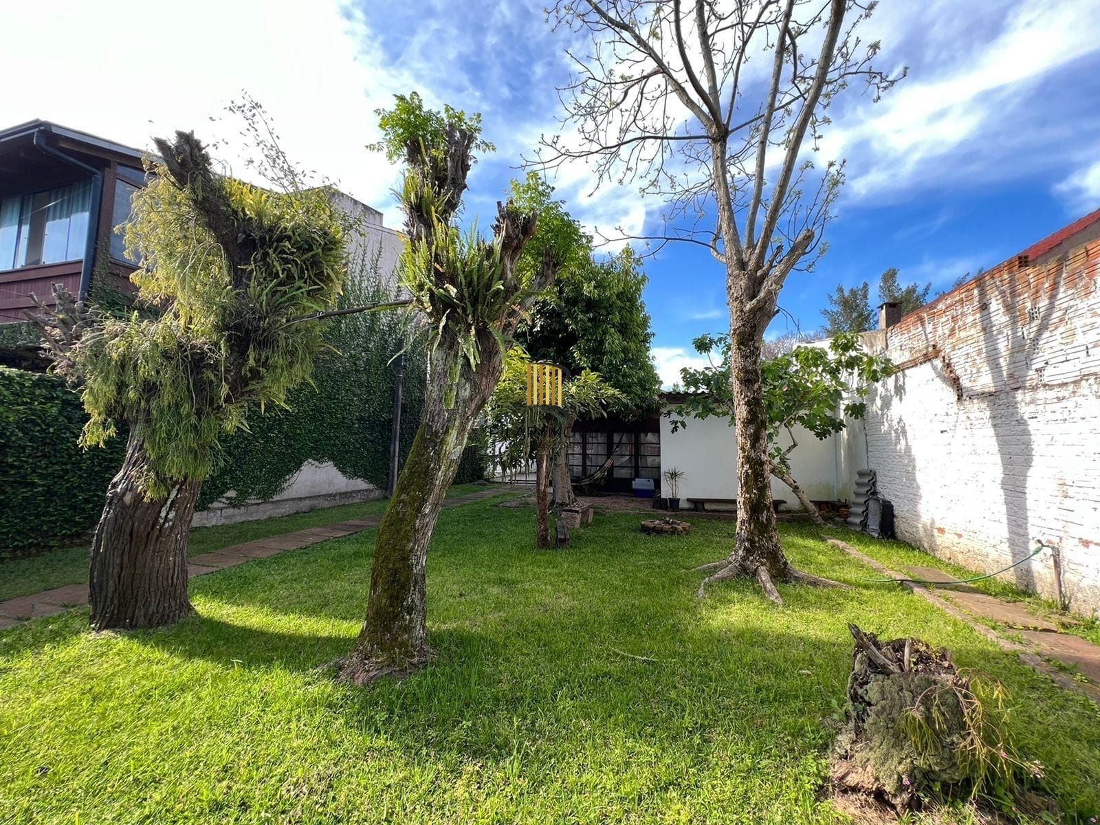 Terreno medindo 11 X 39,66 com 2 casas de alvenaria
