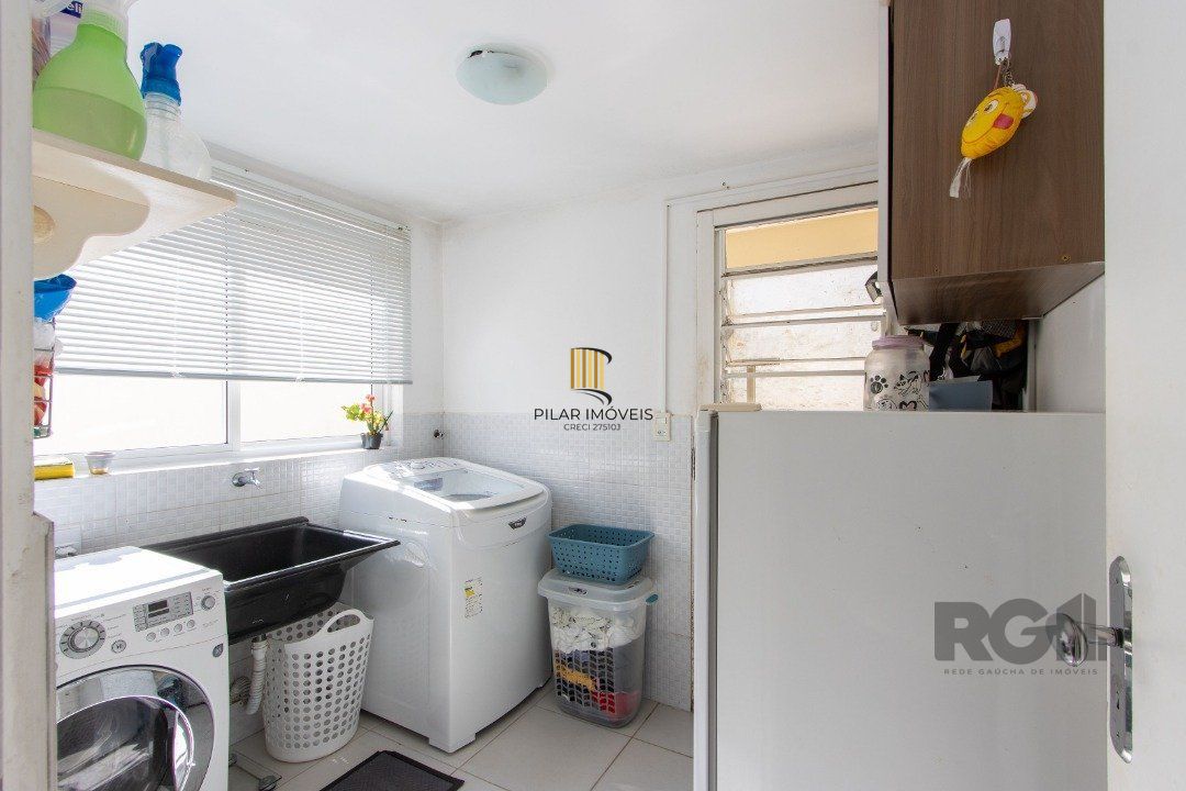 Casa a venda no bairro Guarujá com 4 dormitórios, piscina e salão de festas