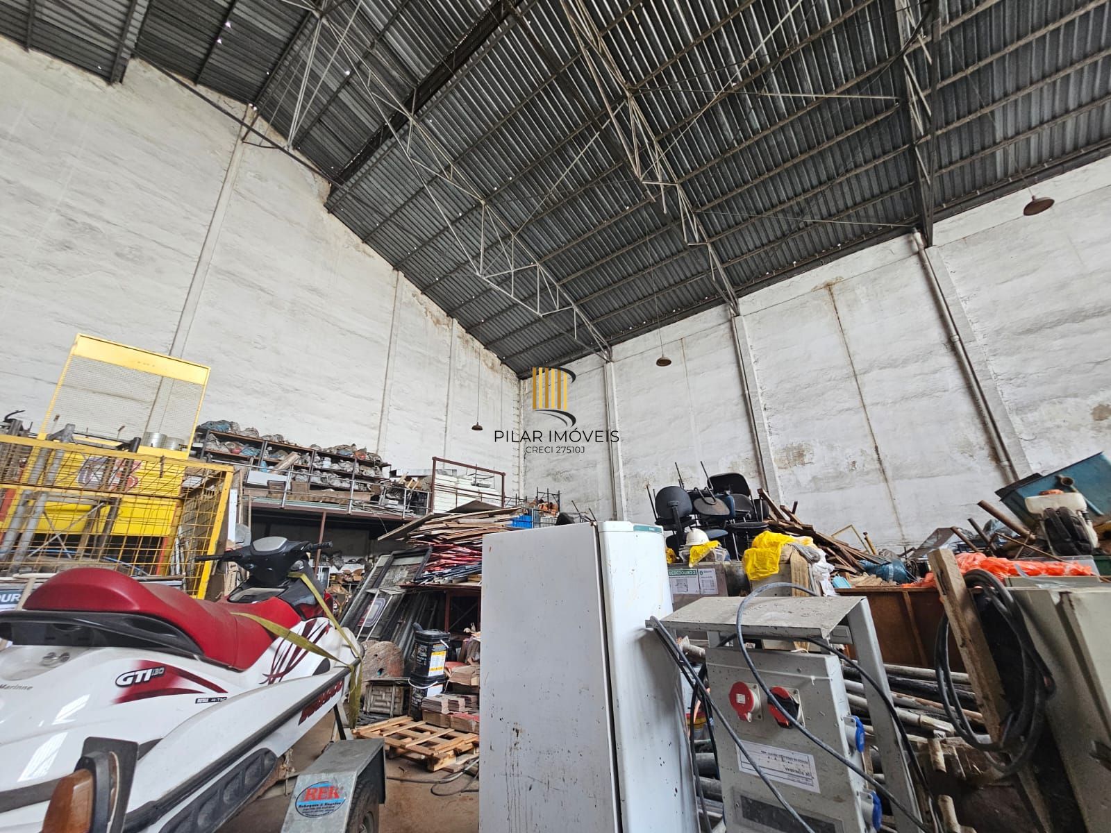 Pavilhão com 1036m2 próximo as Ferramentas Gerais
