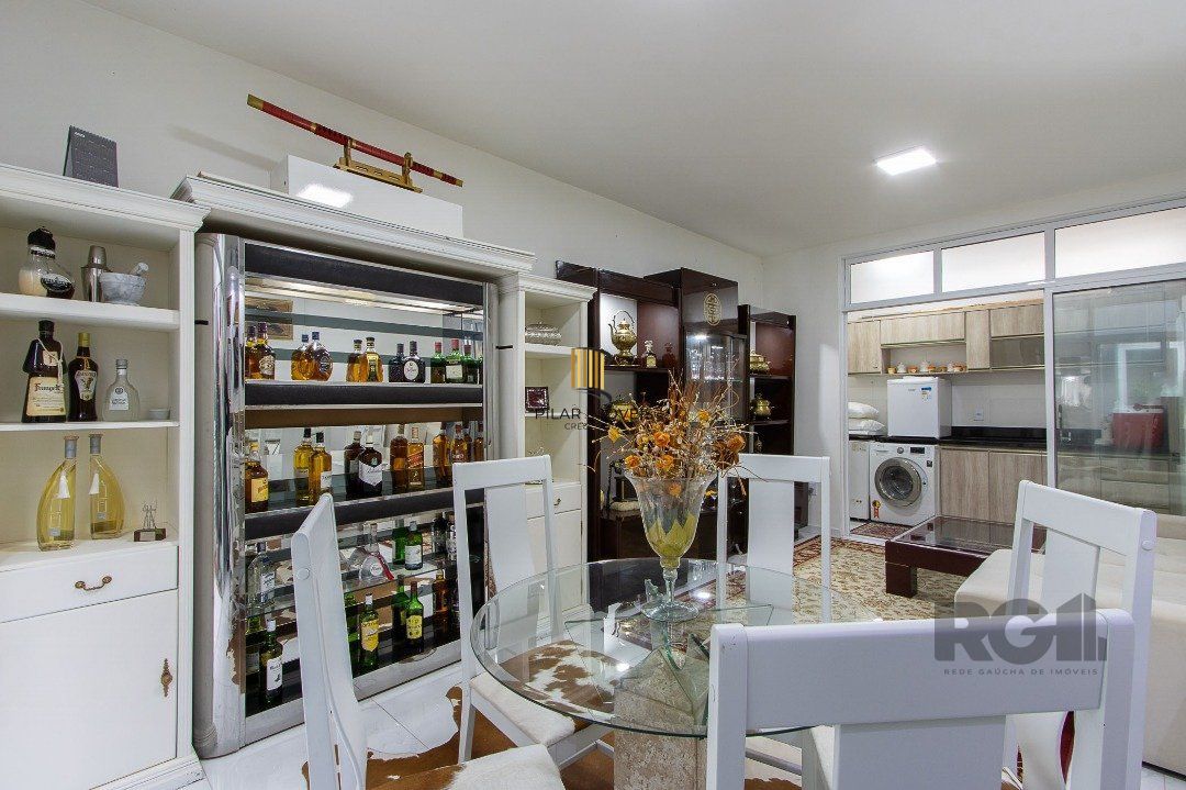 casa possui 3 suítes, 2 com closet