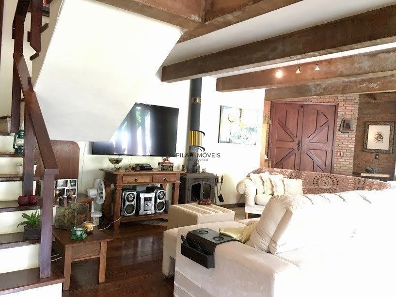 Casa para Venda - 570m², 3 dormitórios, sendo 1 suites, 2 vagas - Hípica