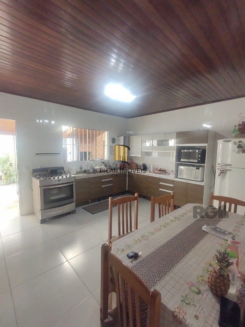 Casa de 3 dormitórios, 1 suíte e 2 vagas de garagem em Viamão.