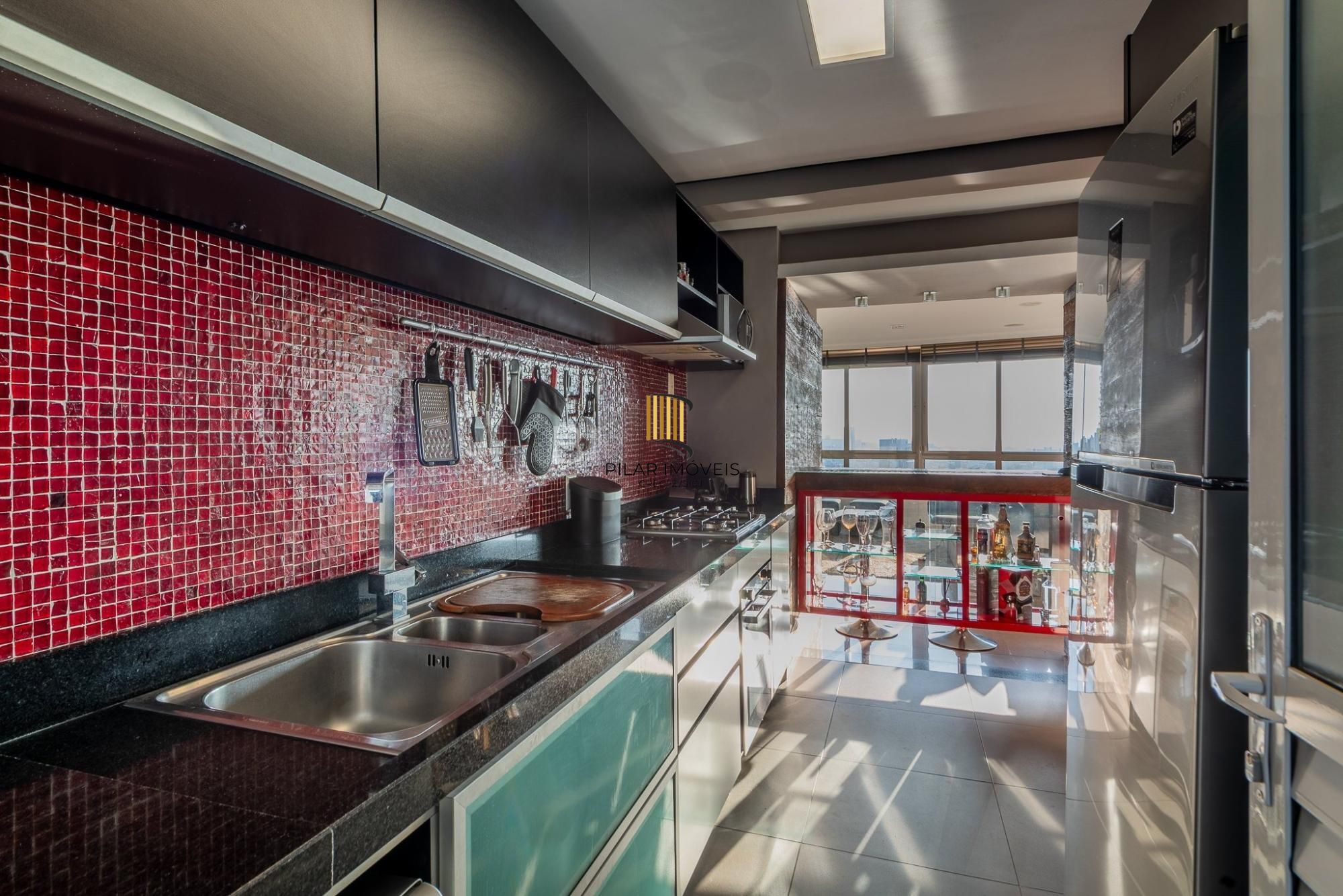 Apartamento amplo de 104m² com living iluminado, lareira e excelente localização