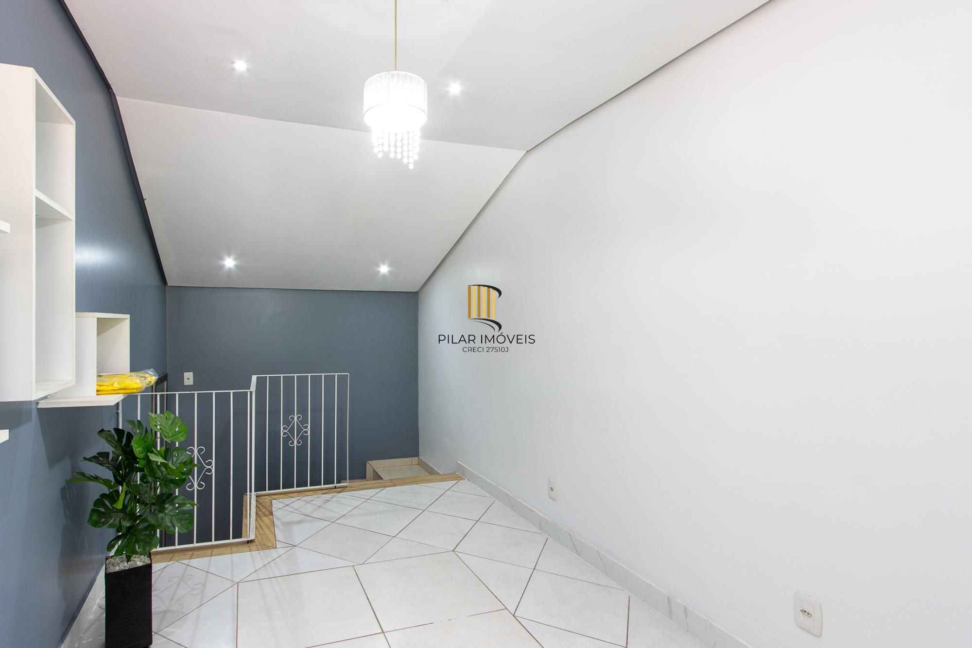 Casa de 4 dormitórios, 2 suítes, piscina, pátio e 2 vagas de garagem.