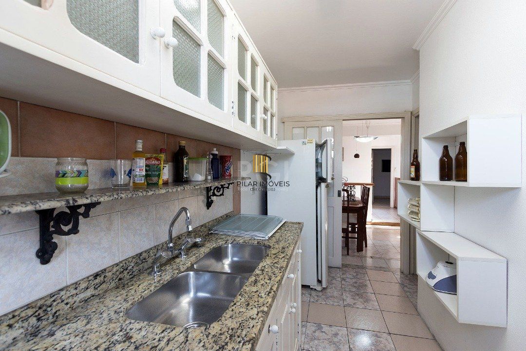 Casa para Venda - 320m², 5 dormitórios, sendo 2 suites, 3 vagas - Tristeza