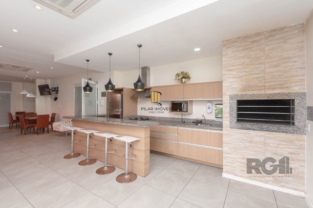 Apartamento andar alto que possui 2 dormitórios, sendo 1 súite, living para 2 ambientes, cozinha mobiliada, banheiro auxiliar