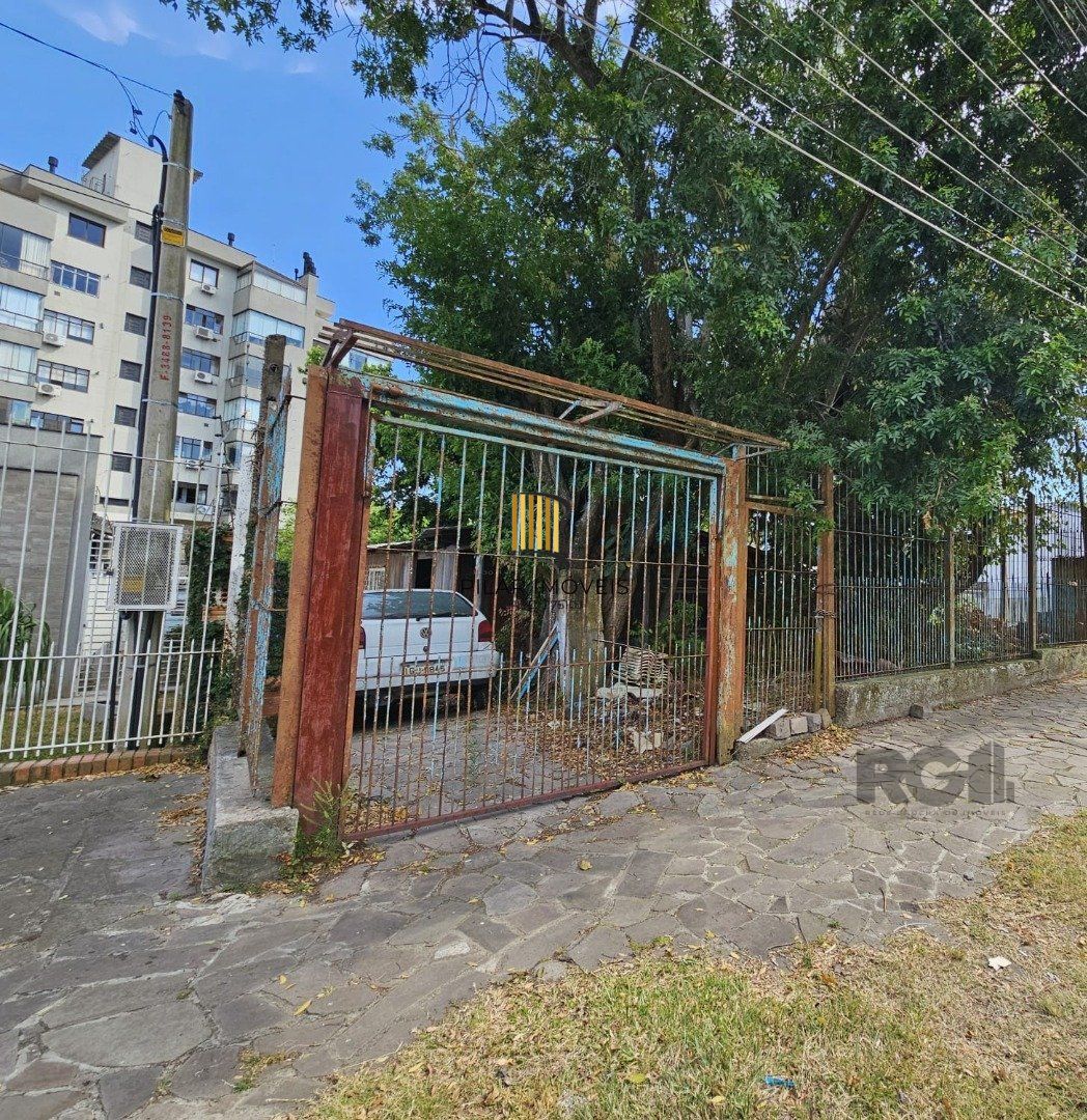 Terreno plano de 426 m², localizado na Rua Padre João Batista Reus,