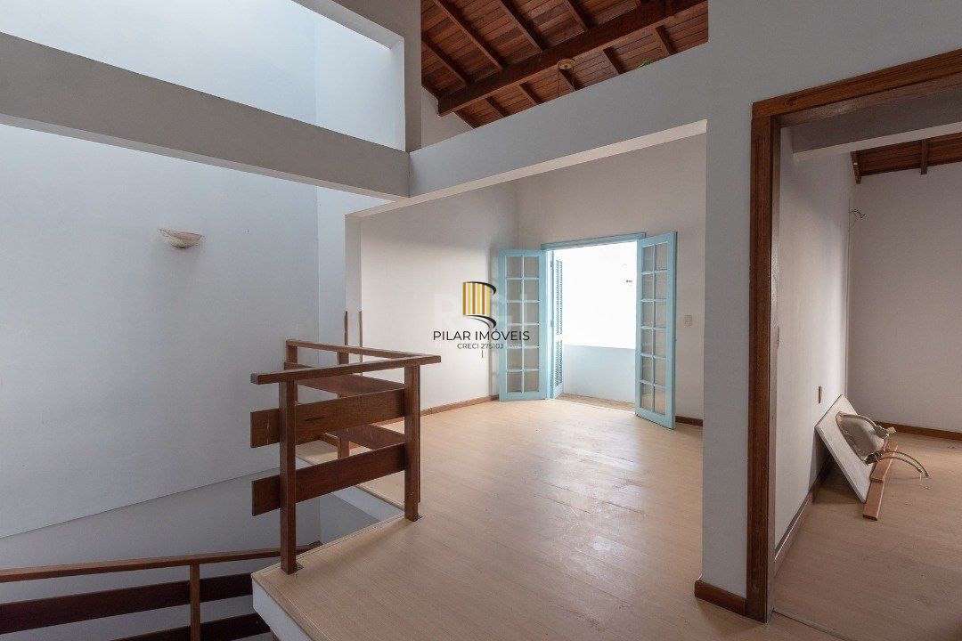 Casa com piscina em localização nobre no bairro Tristeza com vista para Rio Guaíba.
