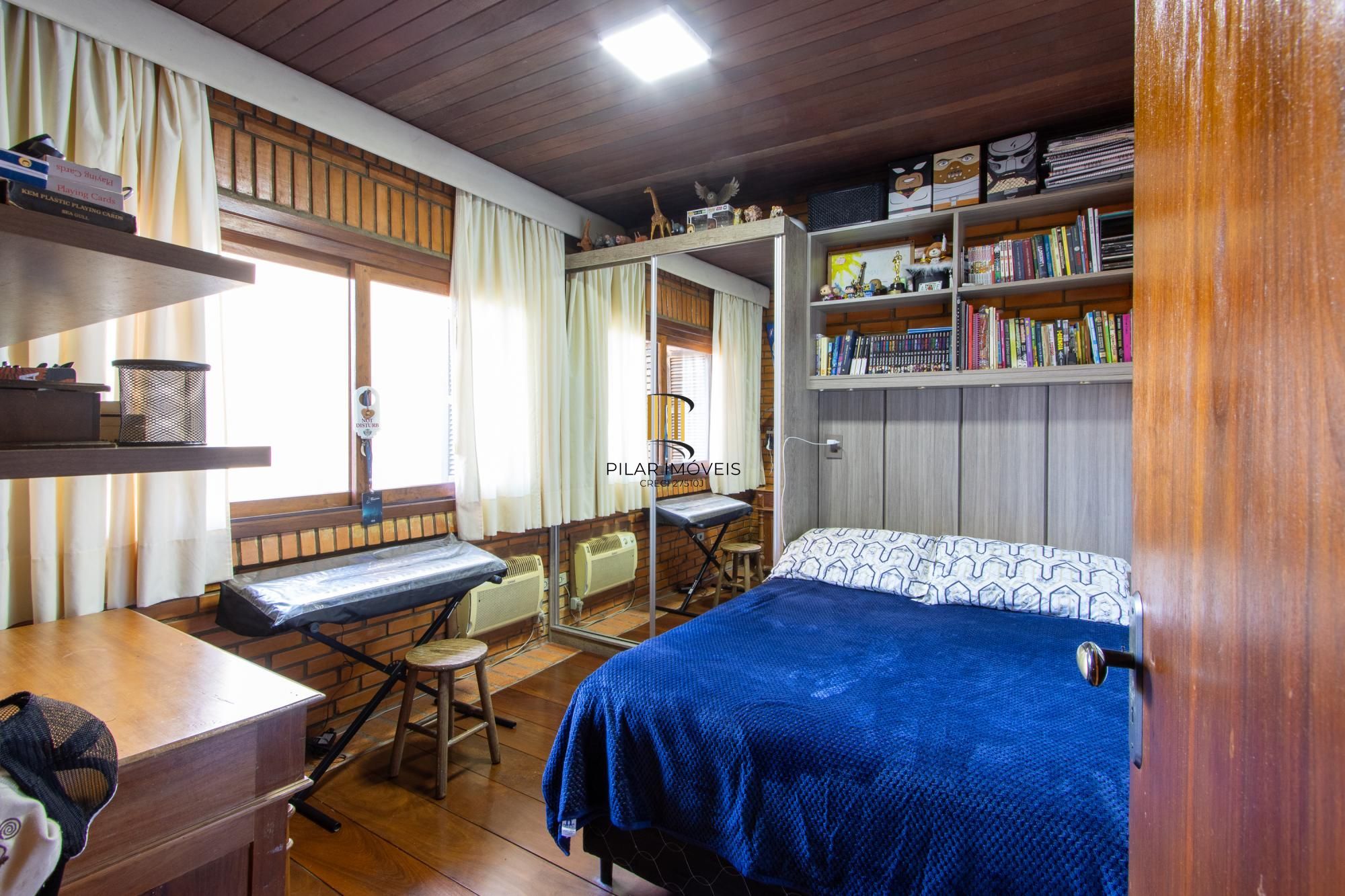 Casa 5 dormitórios no bairro Teresópolis