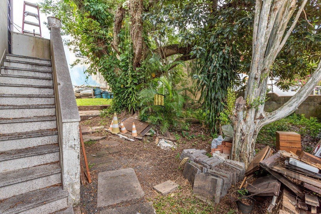 Casa  4 dormitórios, sendo 1 suíte no bairro Menino Deus em Porto Alegre