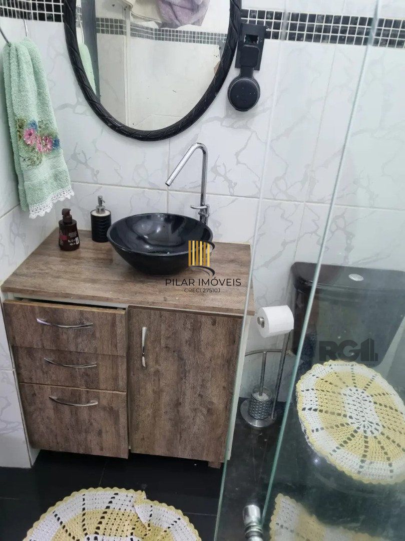 Casa térrea, 3 dormitórios, 1 suíte, living para 2 ambientes, cozinha, pátio, 2 banheiros e 4 vagas .