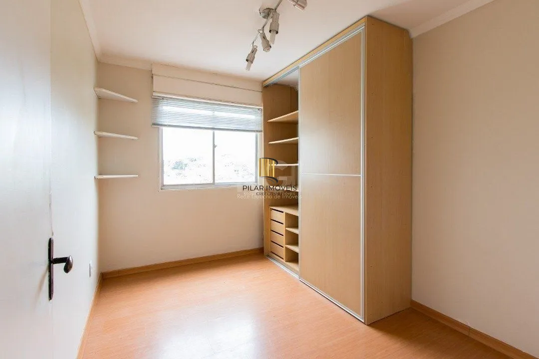 Apartamento de 2 dormitórios e 1 vaga de garagem no bairro Cristal.