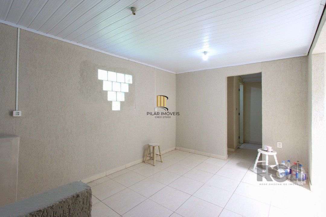 Casa com 109m² de área privativa, possui 02 dormitórios, living para 2 ambientes, cozinha, 2 banheiros