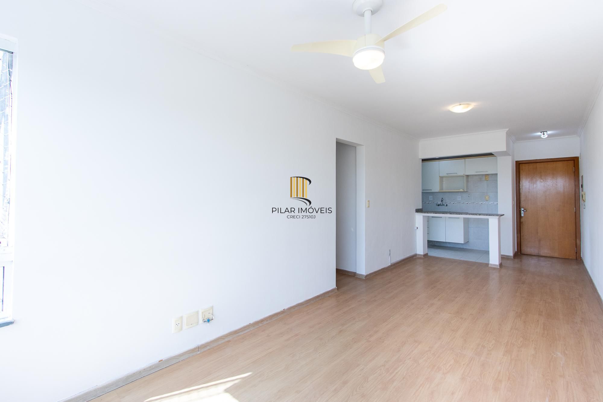 Apartamento de 3 dormitórios, 1 banheiro e uma vaga de garagem.