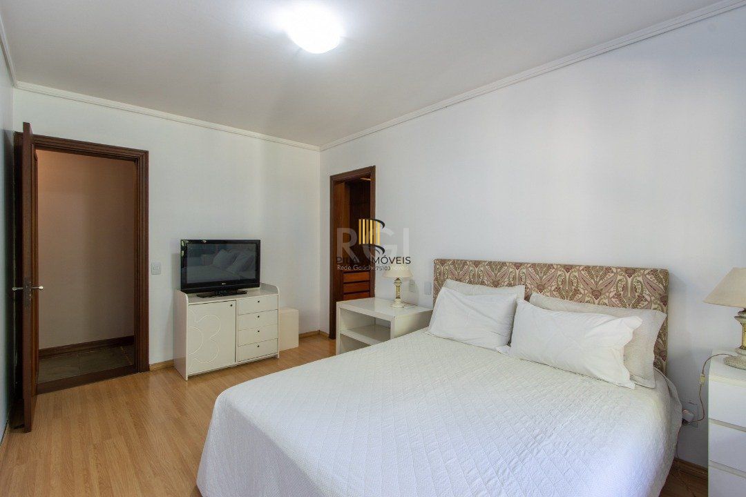 Casa de Condomínio 8 dormitórios no bairro Cavalhada