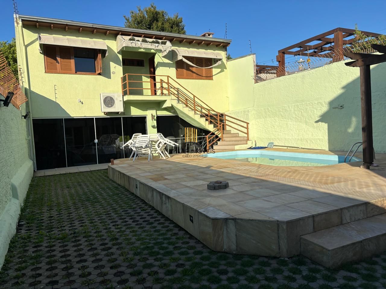 Excelente Casa Tipo Sobrado de alvenaria