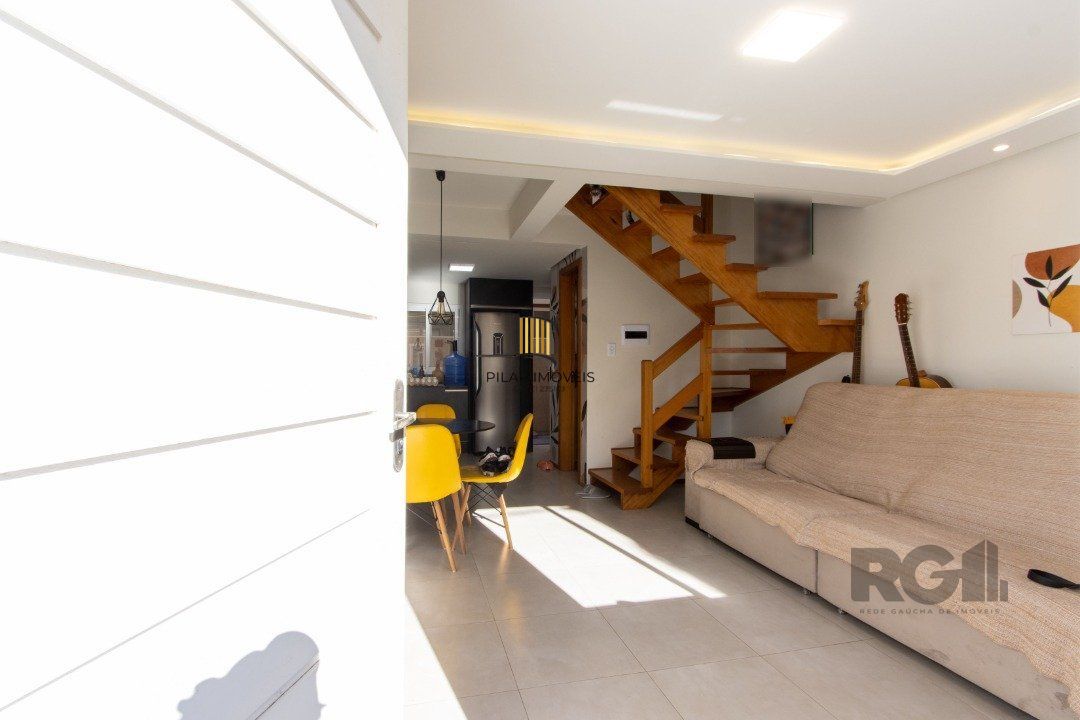 Casa em condomínio,  possui 2 dormitórios, sala para 2 ambientes e 1 vaga.
