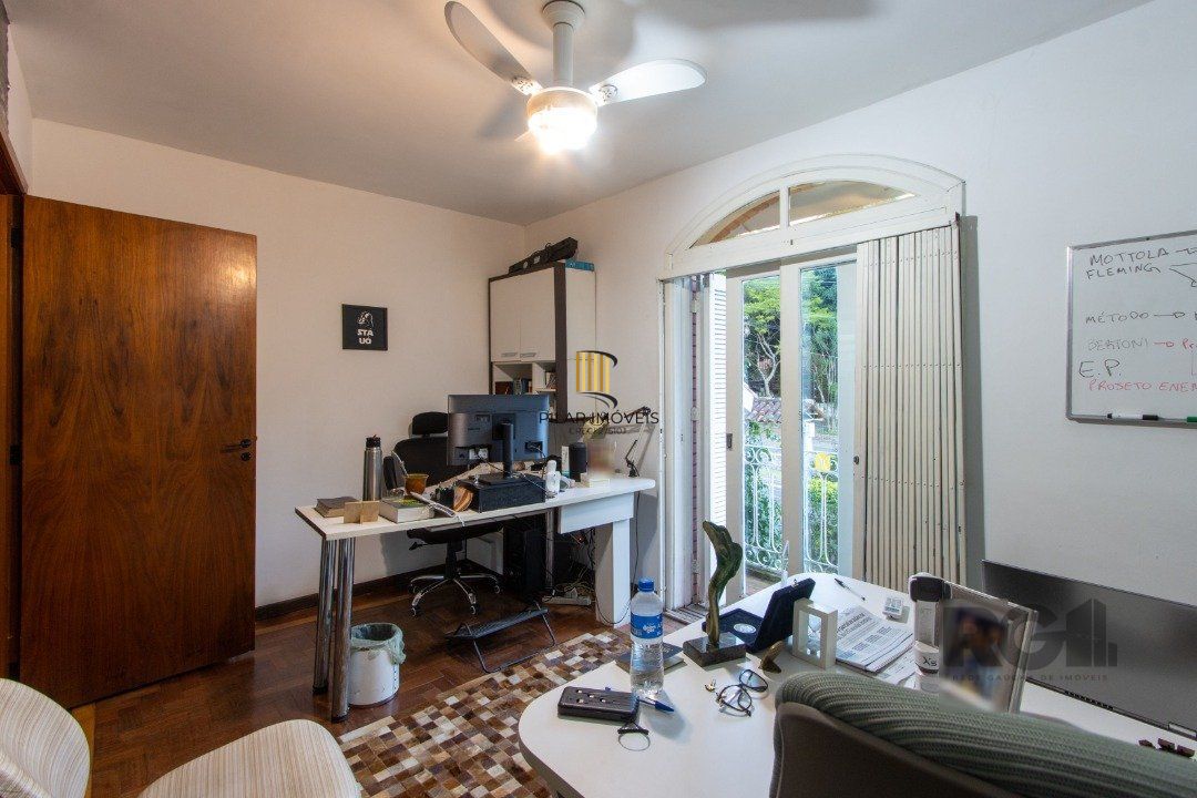 Casa no bairro Cristal, Possui 4 dormitórios, sendo 1suíte, closet e banheira de hidromassagem, com possibilidade de um podendo 1 dormitórios extra.