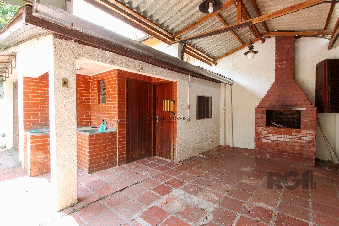 Casa mista com 4 dormitórios, 2 banheiros, 1 lavabo e 3 vagas a uma quadra da Av. Guaíba