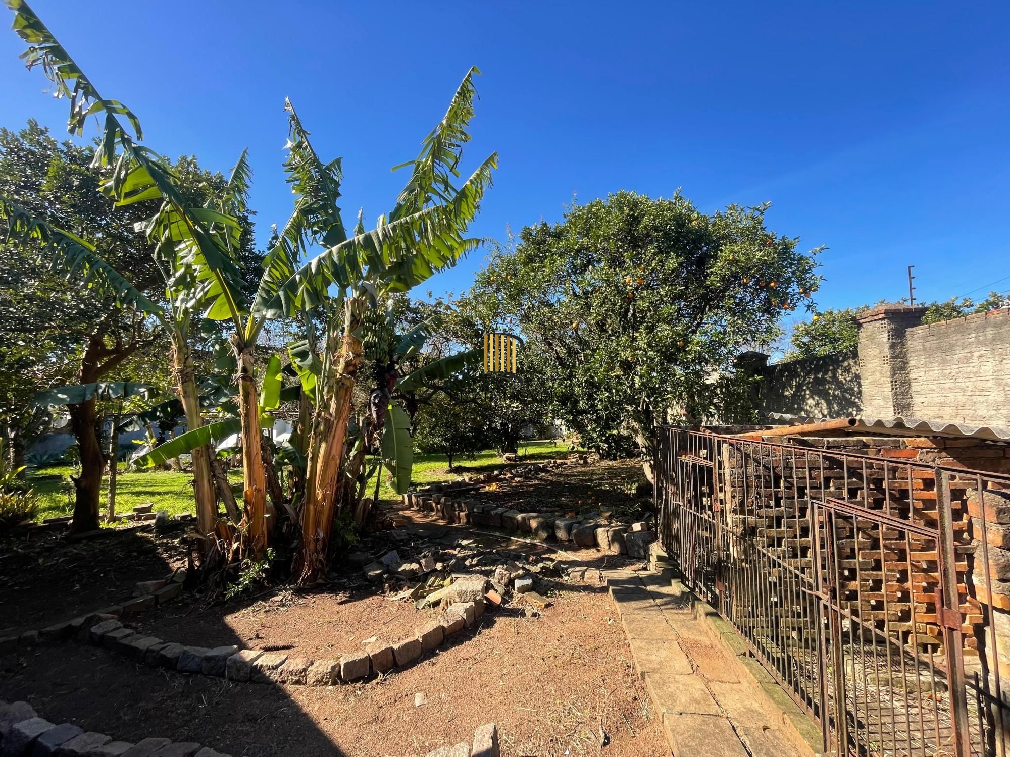Terreno de esquina, com 429m², está situado no coração do bairro Medianeira