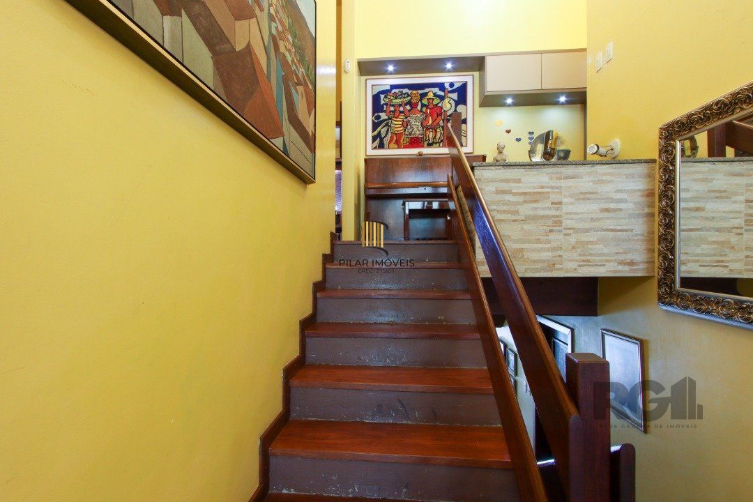 Casa com 4 dormitórios, sendo 1 suíte, com 2 vagas cobertas, no bairro Nonoai, Porto Alegre, RS