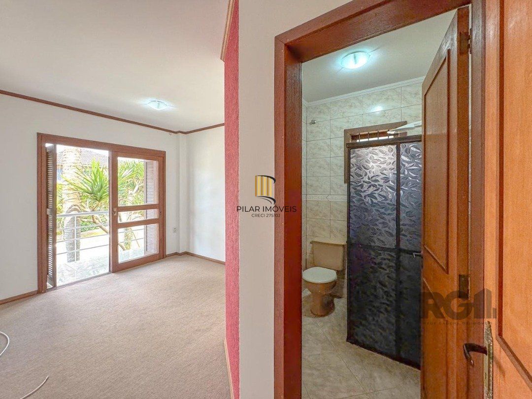 Com 4 suítes espaçosas, incluindo uma master com closet,