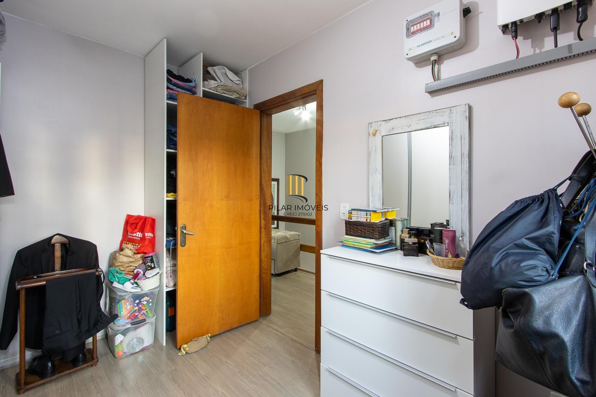 Casa de condomínio, 3 quartos, 1 suíte, piscina e 2 vagas de garagem;