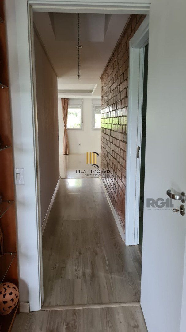 Casa de alvenaria, com 3 dormitórios, 1 suíte, living, cozinha, lavanderia, churrasqueira, banheiro social, pátio e 4 vagas de garagem.